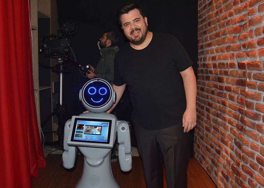ROBOT MINI ADA ON THE ESER YENENLER SHOW